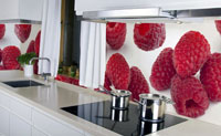украсить кухню обоями с нестандартными узорами или создающими иллюзию 3